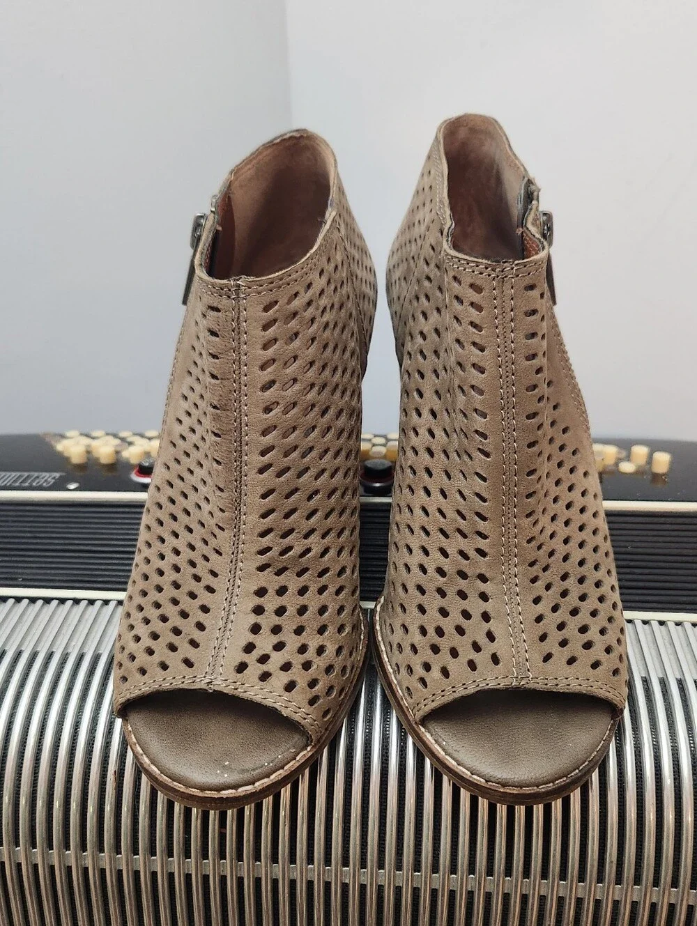 GORGEOUS LUCKY BRAND TAN SUEDE LASER CUT WEDGE OPEN TOE ANKLE BOOTS SIZE 7
